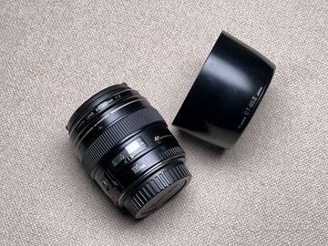 Canon EF 100mm F2 USM con paraluce ET-65II