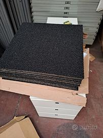 Pavimento in plotte di moquette e gomma