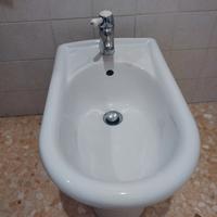 Bidet distanziato e water