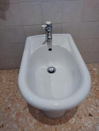 Bidet distanziato e water