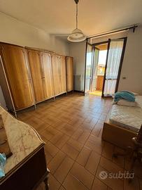 Camera con armadio e comó