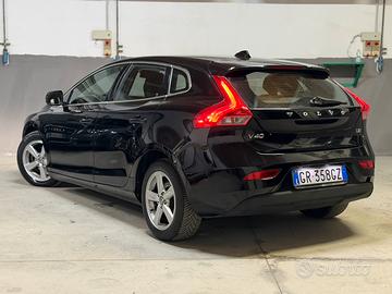 Volvo V40 D2 1.6 Summun ideale per Neopatentati