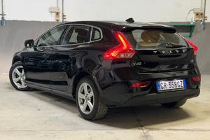 Volvo V40 D2 1.6 Summun ideale per Neopatentati