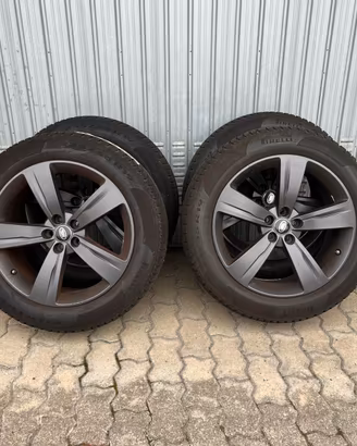 Land Rover 19" Pirelli Winter DOT25 + TPMS