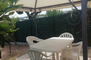 Giulianova estate davanti al mare con giardino