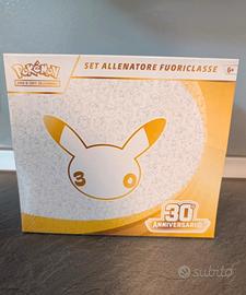 Pokemon 30th Anniversario ETB Set Allenatore SEALE