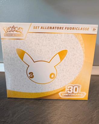 Pokemon 30th Anniversario ETB Set Allenatore SEALE