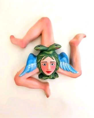 Trinacria in legno NUOVA da appendere (30x35 cm) s