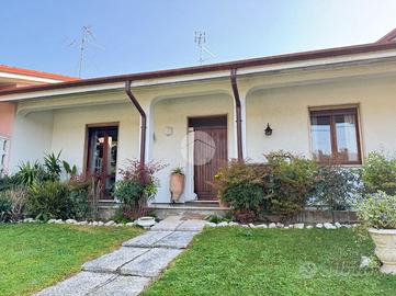 VILLA A SCHIERA CENTRALE A MARCARIA