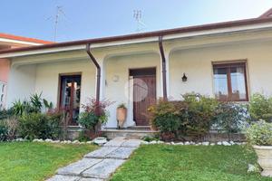 VILLA A SCHIERA CENTRALE A MARCARIA