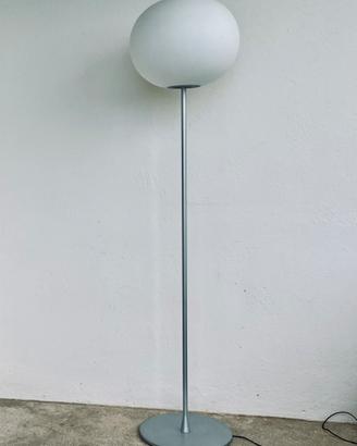Lampada da terra “Glo-ball 3” di Morrison per Flos
