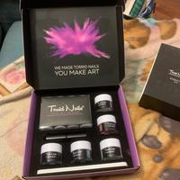 Set con cura mani e smalto di ultima generazione