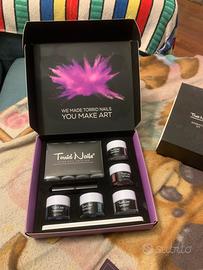 Set con cura mani e smalto di ultima generazione