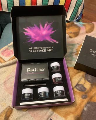 Set con cura mani e smalto di ultima generazione