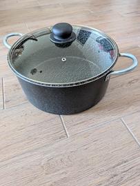 Pentola antiaderente con coperchio.