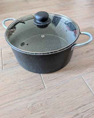 Pentola antiaderente con coperchio.