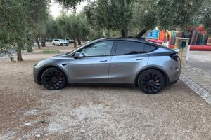 Tesla Model Y Performance - Pari al nuovo
