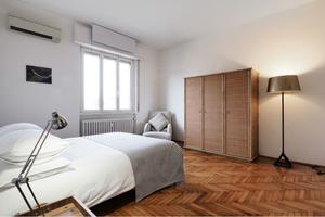 Camera ristrutturata e ampia