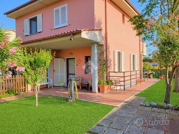 VILLA A SCHIERA A FOLLONICA