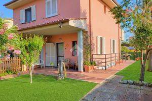 VILLA A SCHIERA A FOLLONICA