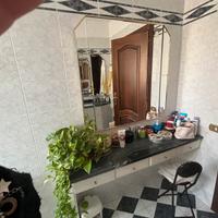piano bagno e angolo trucco con due specchi
