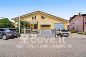 Casa indipendente di 235 m² con 4 locali e box aut