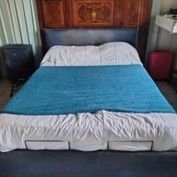 Letto con telecomando per alzare testa e gambe 
