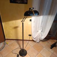 lampada vintage a pavimento regolabile  con lampad