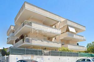 Bilocale moderno con ampio balcone vivibile, posto