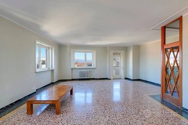 Appartamento di 237 m² con 4 locali e box auto a U
