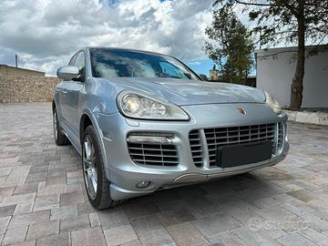 PORSCHE Cayenne TURBO 500CV - 2007 a Breve Storica