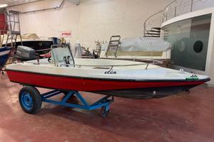 Barca con motore e carrello