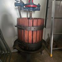 torchio vintage in legno e ghisa 