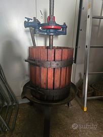 torchio vintage in legno e ghisa 