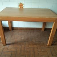 Tavolo allungabile in laminato e gambe massello 