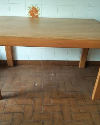 Tavolo allungabile in laminato e gambe massello 