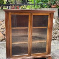 Vetrina in legno massello con ante in vetro