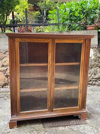 Vetrina in legno massello con ante in vetro
