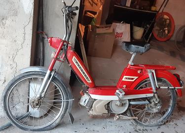 Motorino d'epoca rosso "ciao" peugeot 102