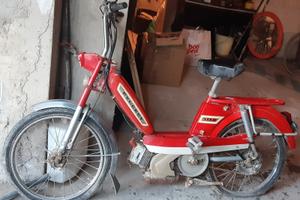 Motorino d'epoca rosso "ciao" peugeot 102