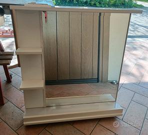 Specchio con cornice in legno e mensole laterali