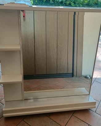 Specchio con cornice in legno e mensole laterali