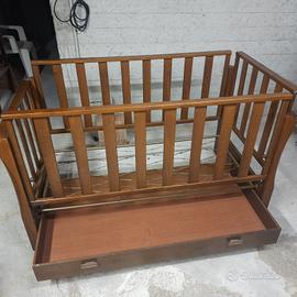 Lettino in legno con cassettone e sponde regolabil