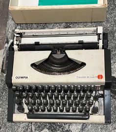macchina da  scrivere Olympia Traveller de Luxe S
