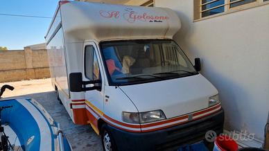 Paninoteca negozio mobile fast food completo di tu