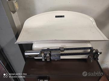 Bilancia pesa neonati 