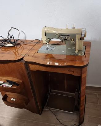 Macchina da cucire vintage Necchi supernova