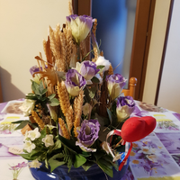 Composizione floreale centrotavola vaso blu