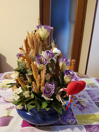 Composizione floreale centrotavola vaso blu