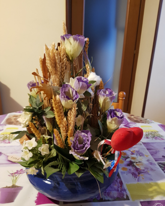 Composizione floreale centrotavola vaso blu